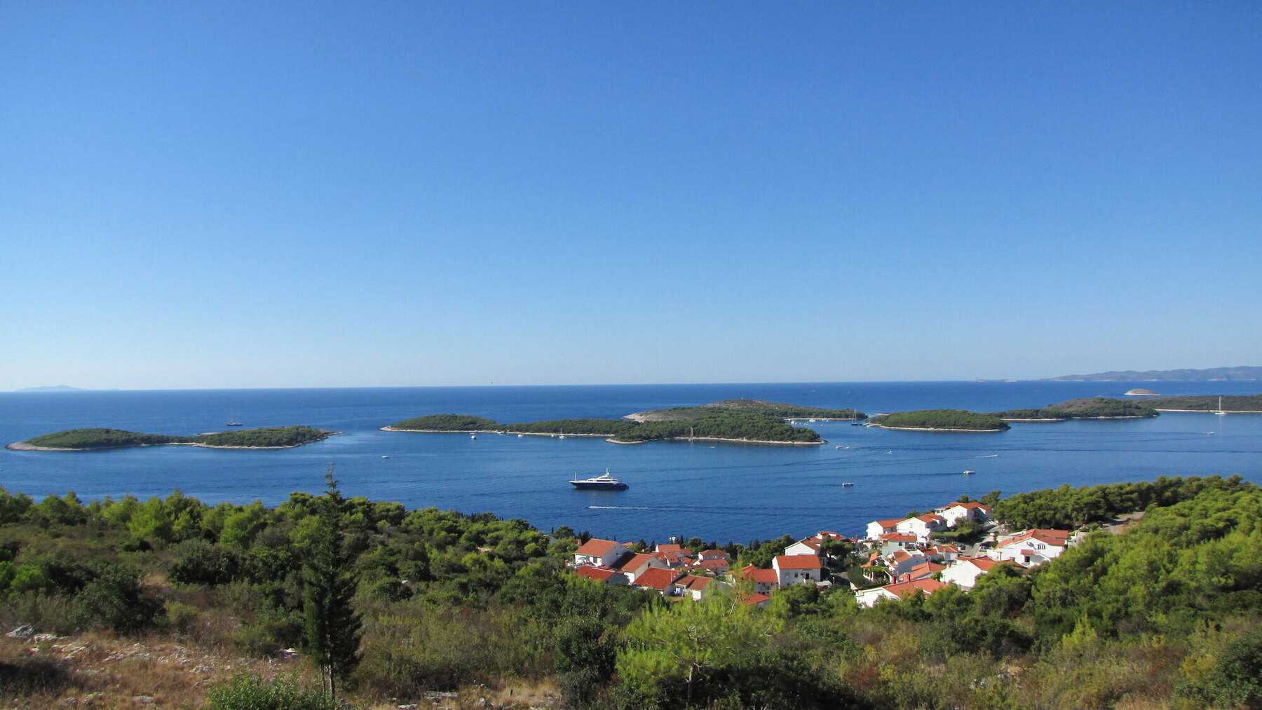 Le chapelet des îles Pakleni vu depuis les hauteurs de Hvar, sous un ciel bleu