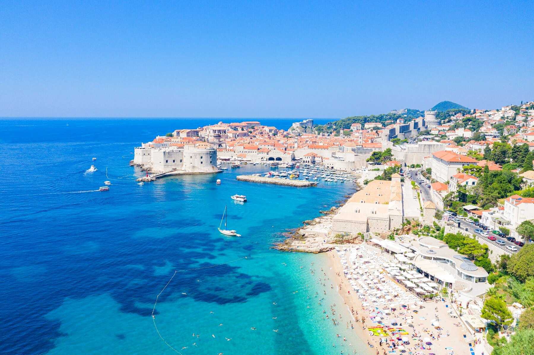 La plage de Banje et la vieille ville vues du ciel