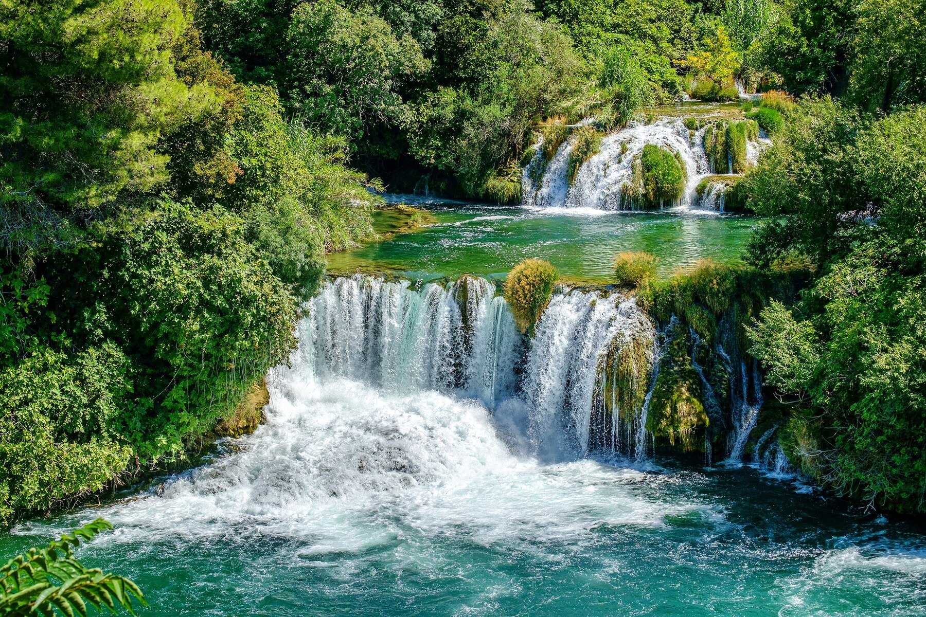 Cascades étagées de Skradinski buk entre les bassins vert d'eau et la végétation