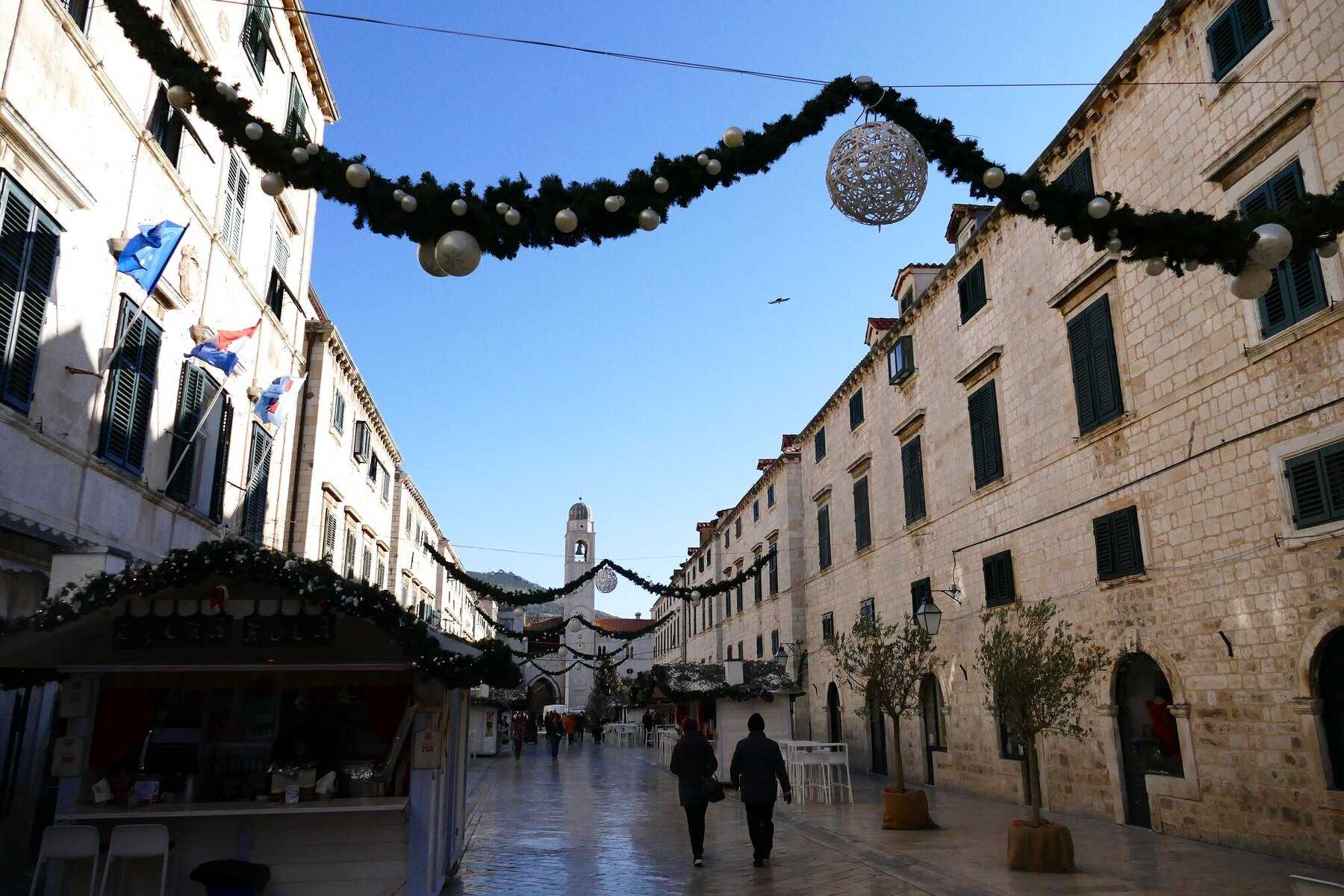 Le Stradun de Dubrovnik presque vide sous un ciel bleu de fin décembre, décoré de guirlandes de Noël
