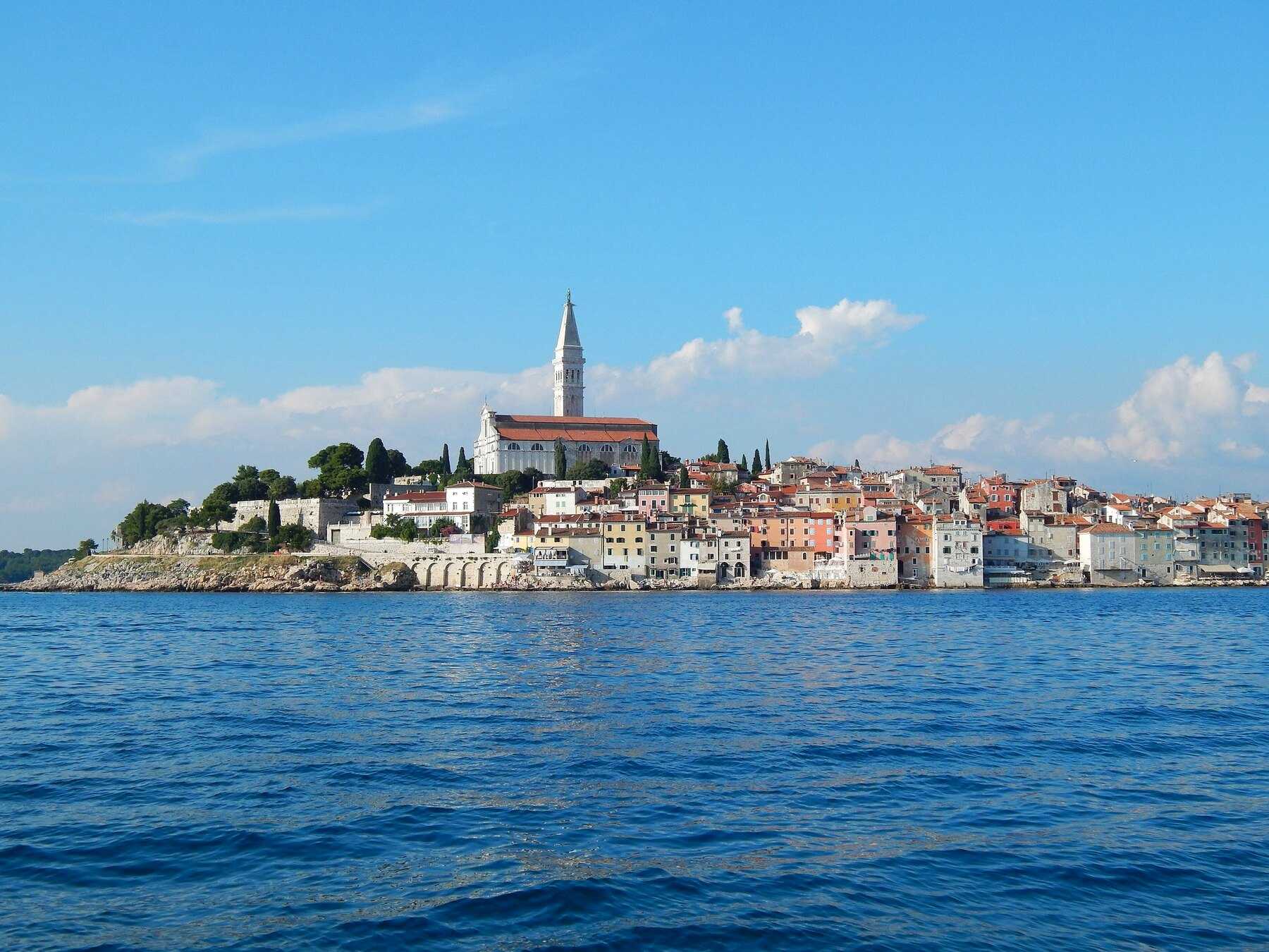 La vieille ville de Rovinj et le clocher de Sainte-Euphémie vus depuis la mer