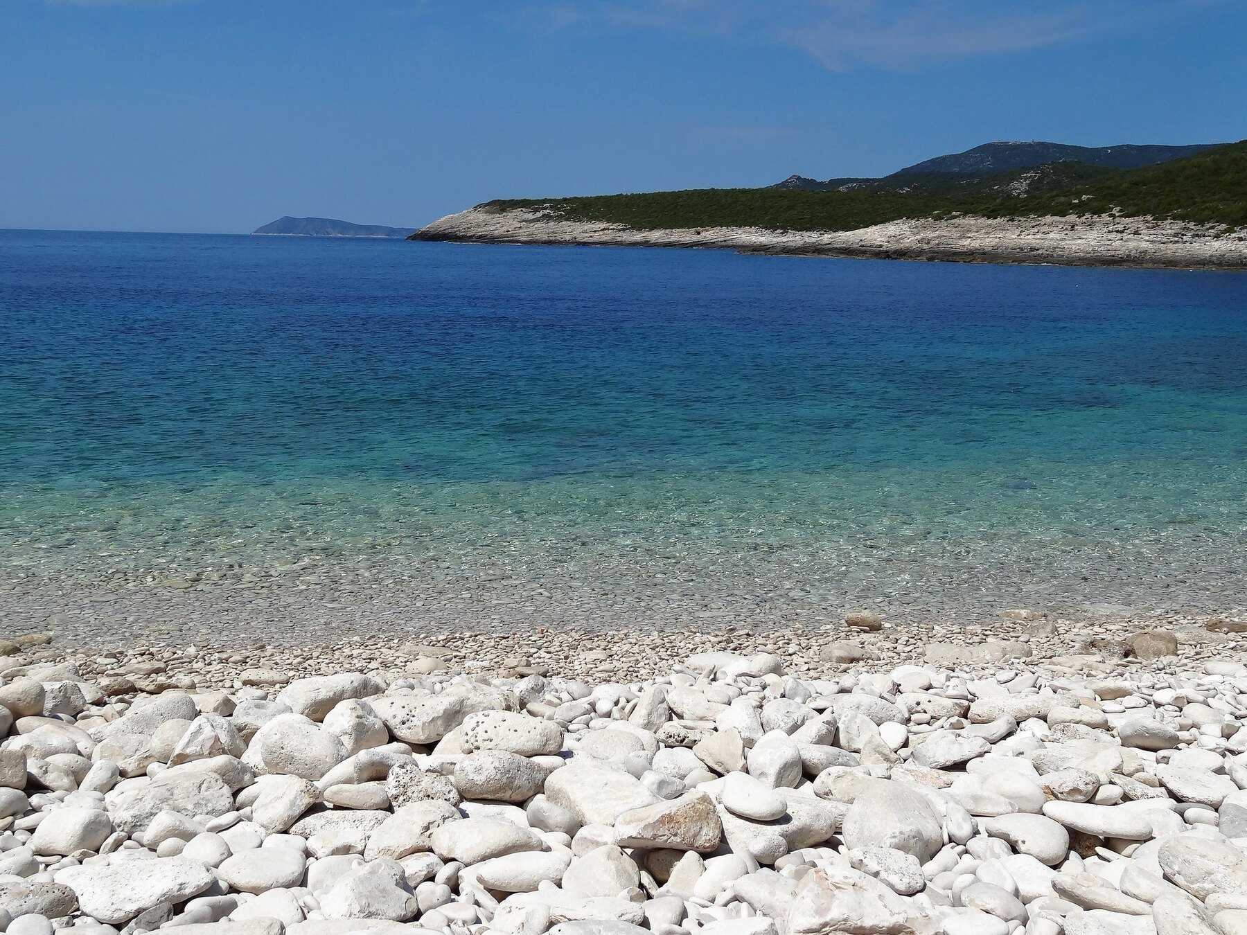 Les galets clairs et l'eau transparente de la plage de Srebrna