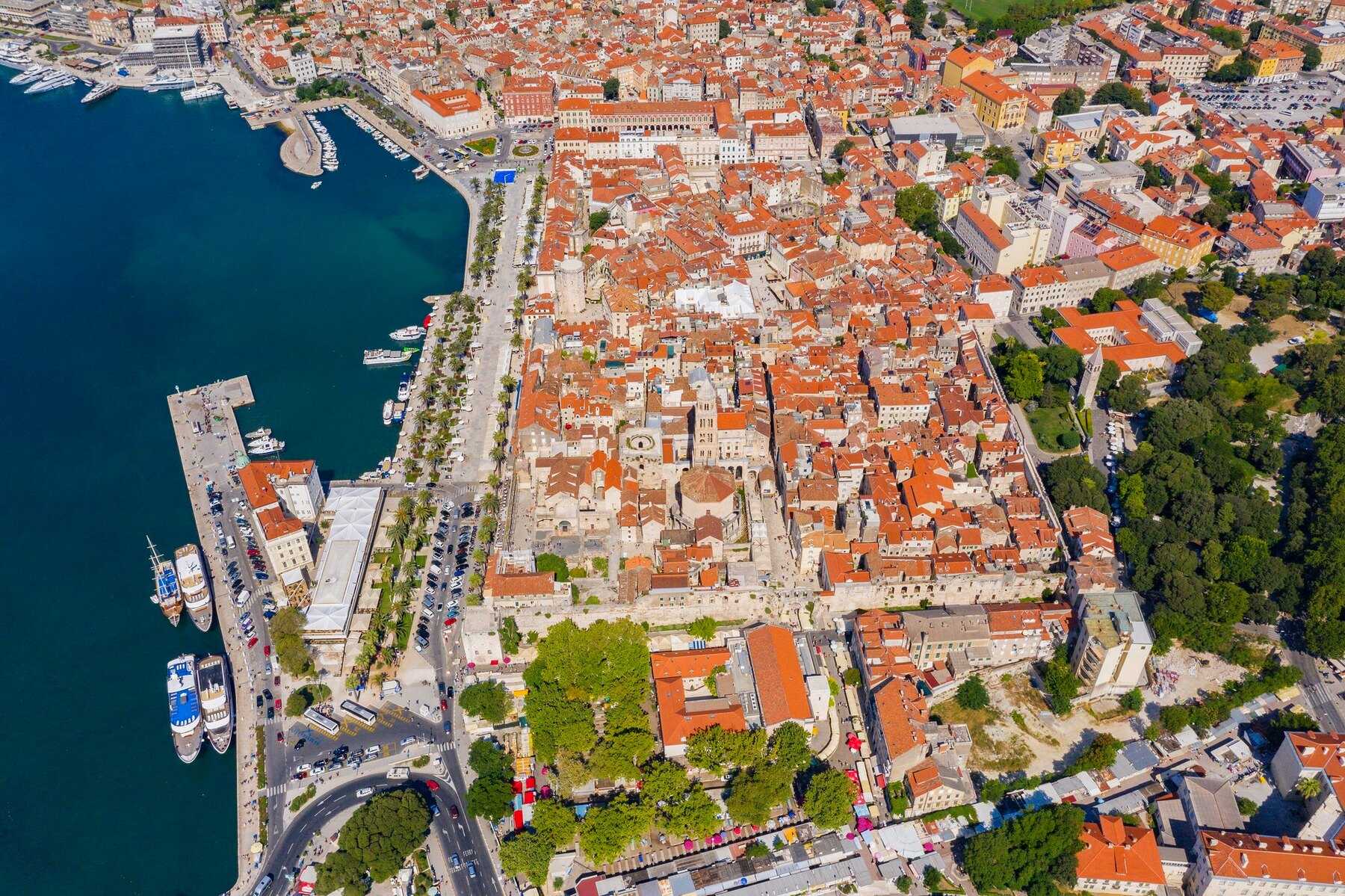 Vue aérienne du palais de Dioclétien, de la Riva et des toits de la vieille ville de Split au bord du port